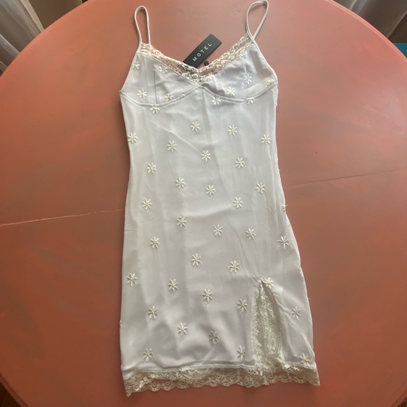 NEW WITH TAGS MOTEL DAISY DRESS🌼 Size Small - Picture 2 of 8